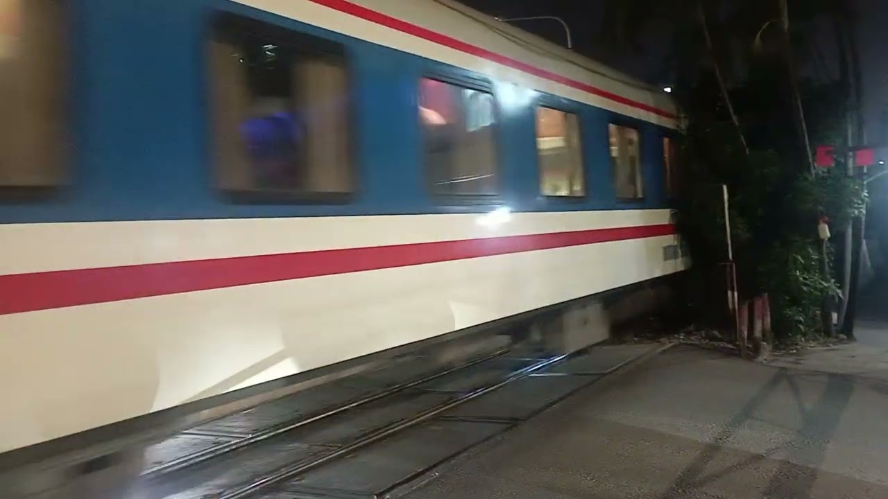 (kết thúc nghỉ Tết) D19E - 928 kéo tàu SE12 về ga Hà Nội qua chắn Kim Liên C