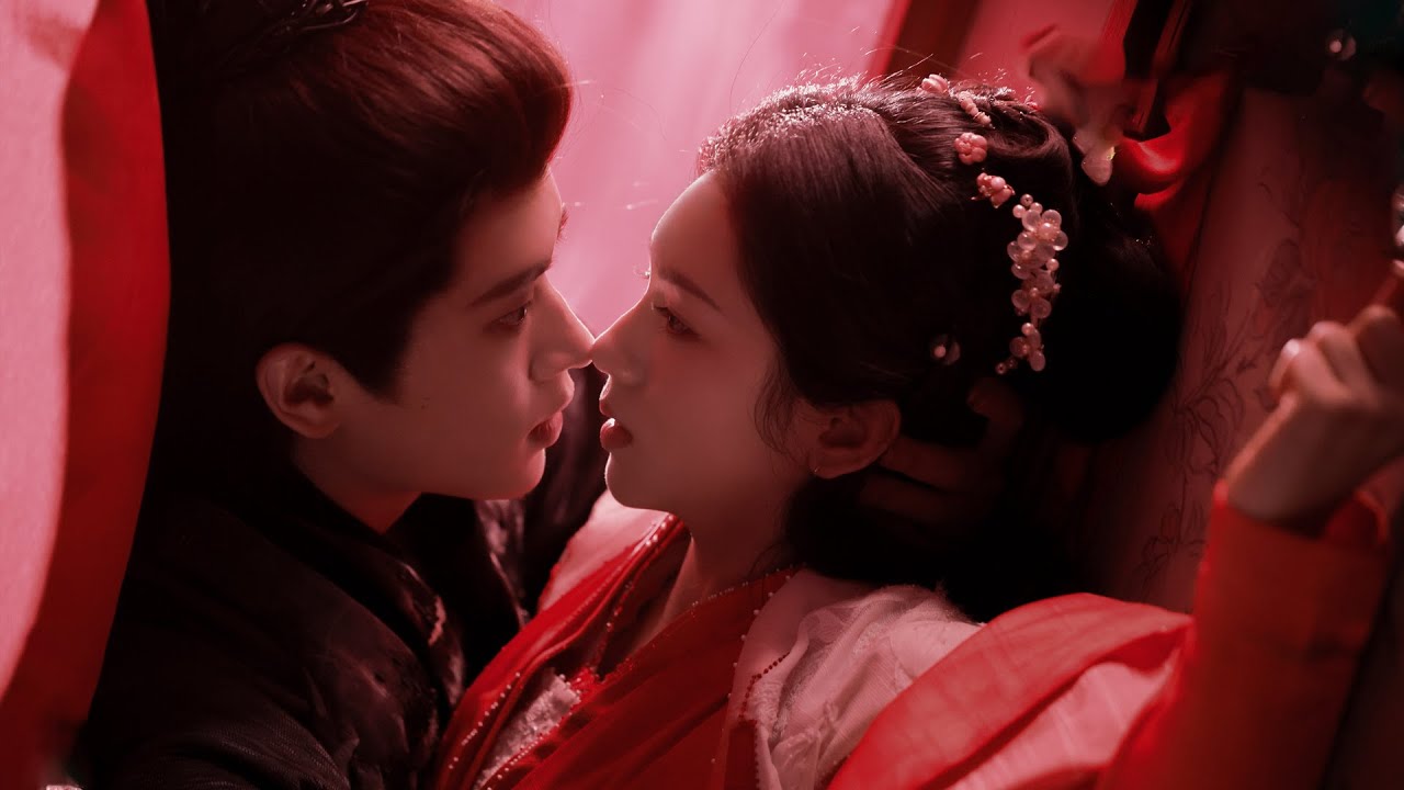 Слишком жарко! Хэ Янь тайком смотрит эротический свиток, а Сяо Цзюэ сбивает его с ног!