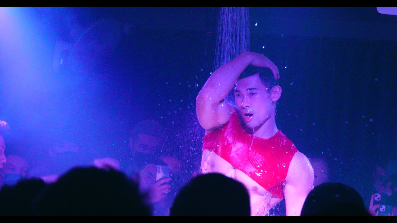 Sexy Hugo Gogo Shower Dance 4K | Floppy Peng