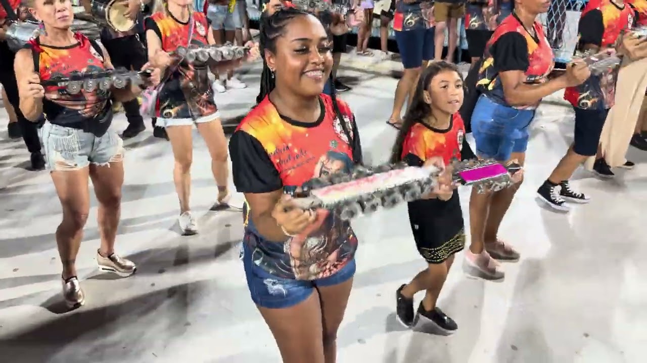 Bateria da Porto da Pedra na Sapucaí no ensaio do setor 11 para o carnaval 2025