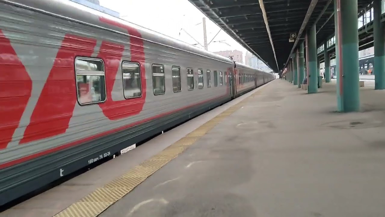 Тепловоз ТЭМ18 с поездом 120В Белгород-Санкт-Петербург.