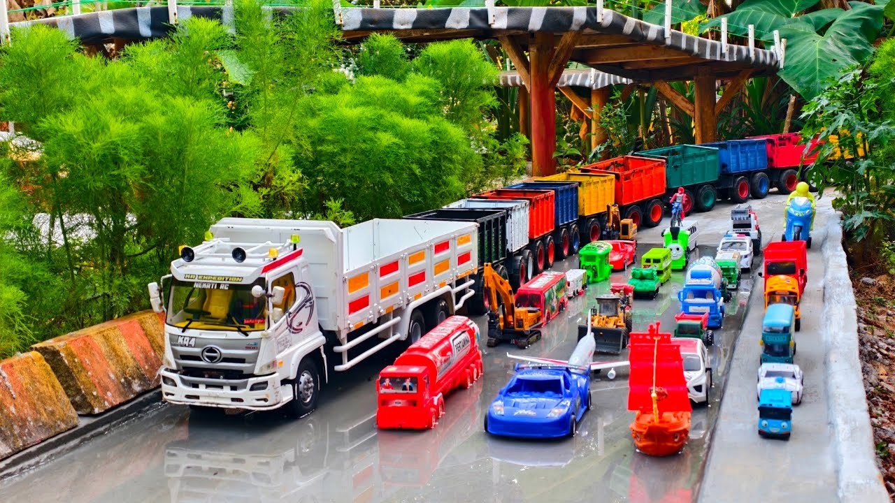 Wow !!! Mobil Truk Rc Tronton Panjang Bongkar Penuh Mobil Mobilan Mixer, Loader, Kereta Api, Ambulan