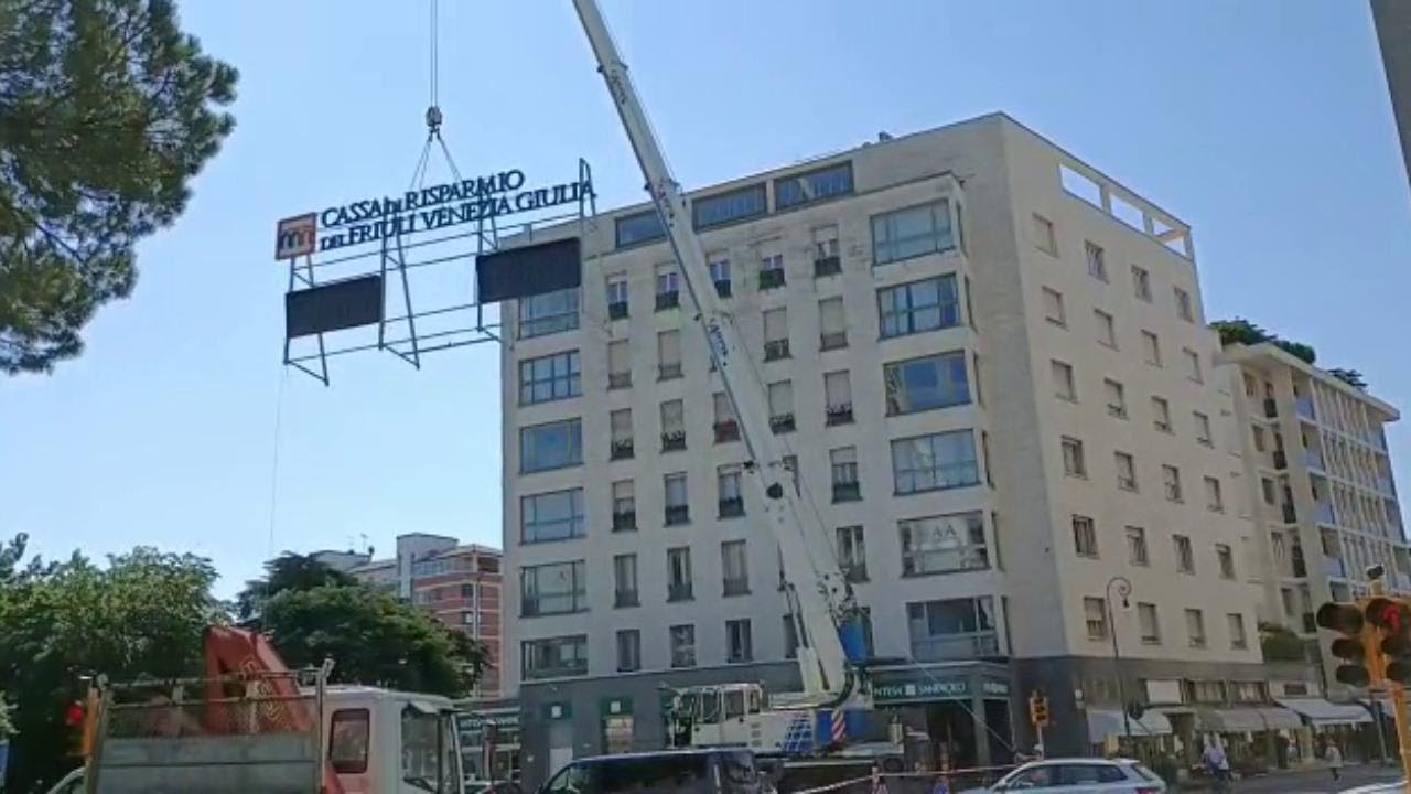 Rimossa a Udine la storica insegna con il termometro della Cassa di Risparmio del Fvg