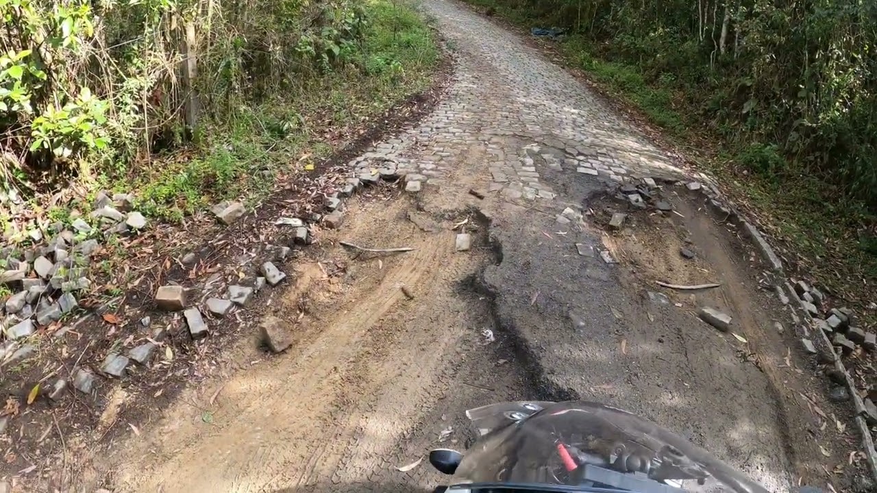 Subindo o Pico da Caledônia Nova Friburgo de Moto V-Strom 1000.