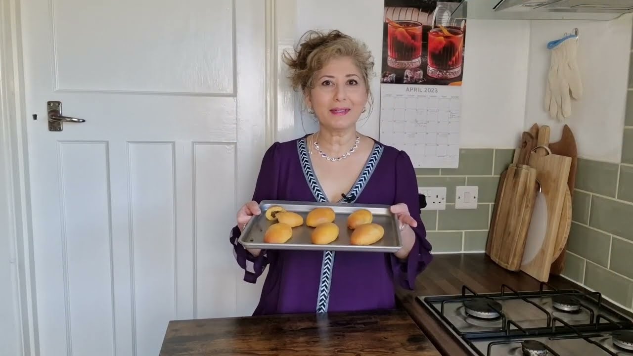 Панг Суси (евразийские булочки из сладкого картофеля с пряной мясной начинкой)