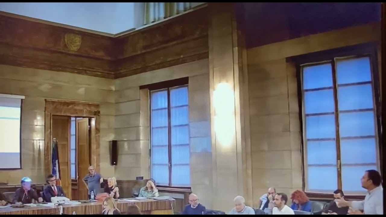 “L’ammonizione me la sbatto sull’ano”. Bagarre in consiglio comunale