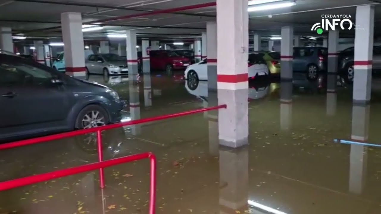 Les pluges torrencials converteixen els carrers en rius