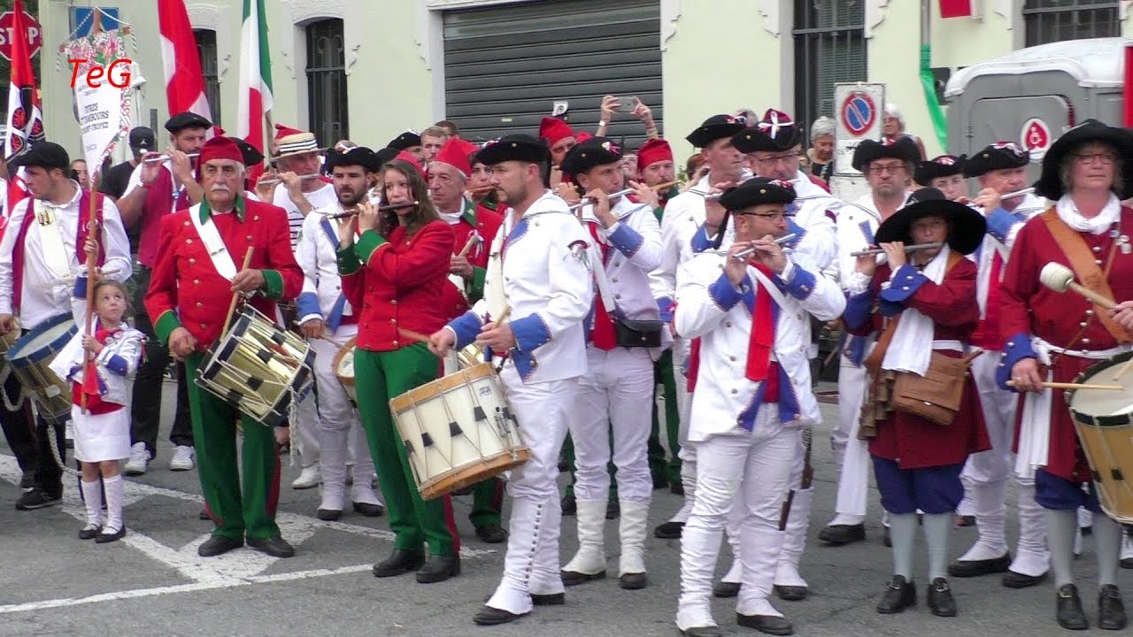 Pifferi e tamburi suonano insieme - World Fife and Drum Festival Ivrea 2019