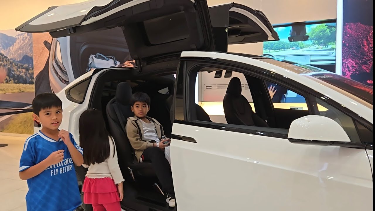 Внутри небольшого магазина Tesla в торговом центре Florida Mall (Орландо, Флорида) | Среда, 18.03...