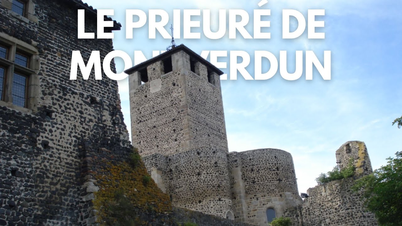 Vue aérienne du Prieuré de Montverdun : témoin du 15e Siècle dans le Forez