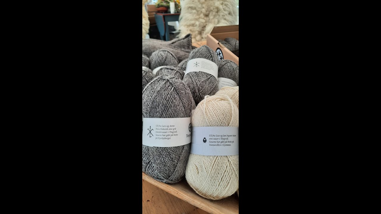 Norvège : Anne Nora à Vika gård,  laine et moutons : pelotes pour le tricot et les peaux.