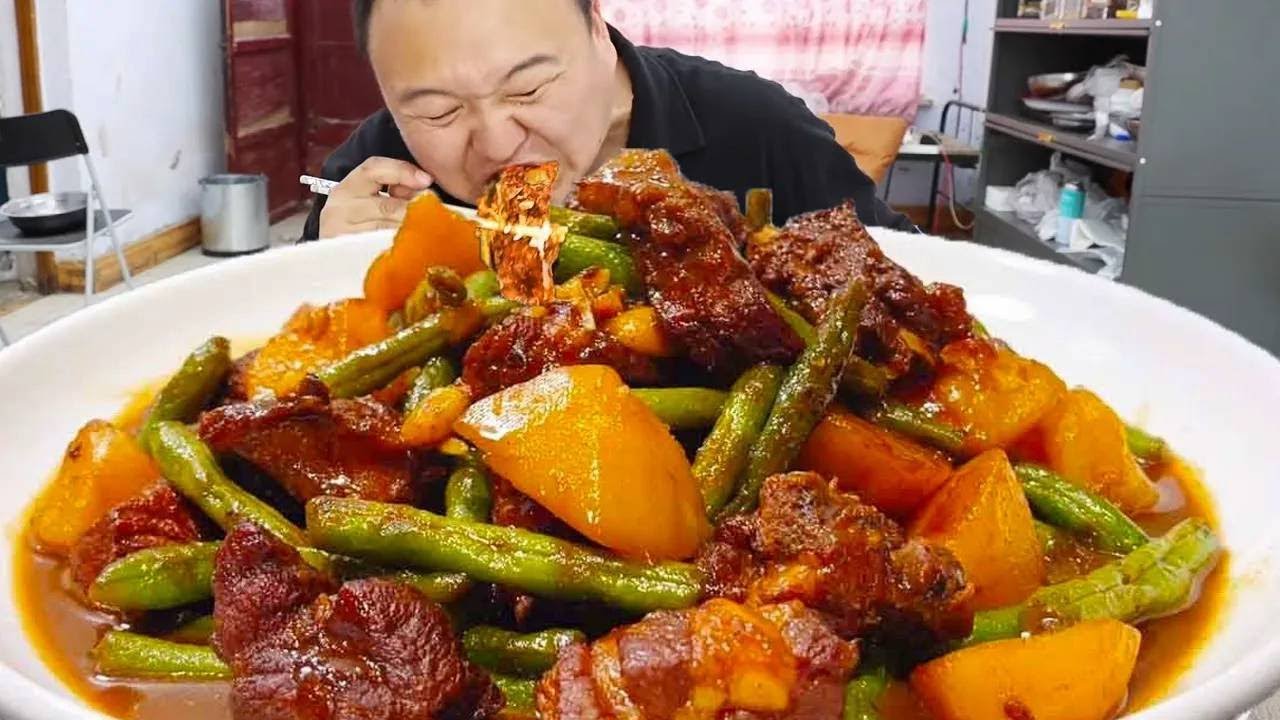 阿强去市场买10斤排骨，做排骨炖豆角，肉质软糯酱香四溢【cram阿强】