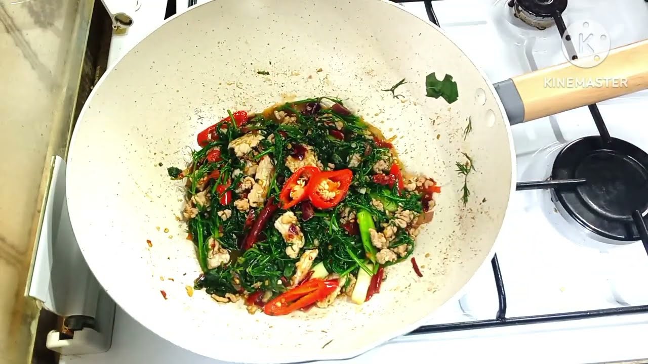 ผัดคั่วผักชีลาวหมู# to fried Thai spicy pork with dill easy again 😁👍🍷💛####