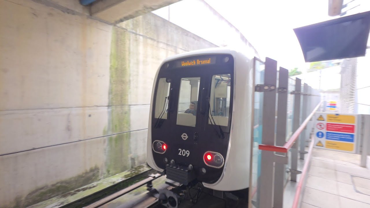Совершенно новый поезд B23 DLR 209. Полное путешествие от станции Woolwich Arsenal до станции Str...