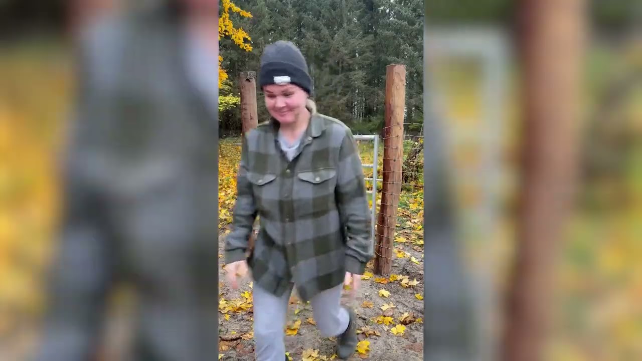 Liv Martine bygger hegn til sine dyr