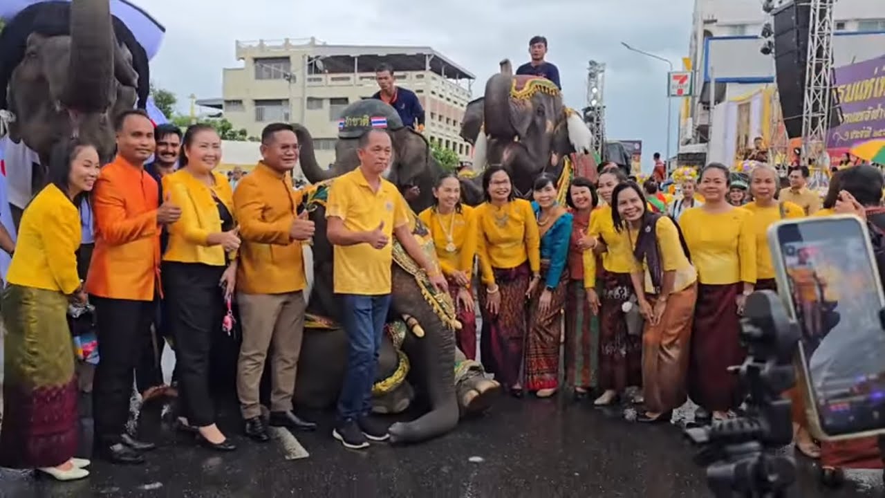 ดาวมงคล.เกิดอะไรขึ้น! แห่เทียน เข้าพรรษา.ที่ สุรินทร์