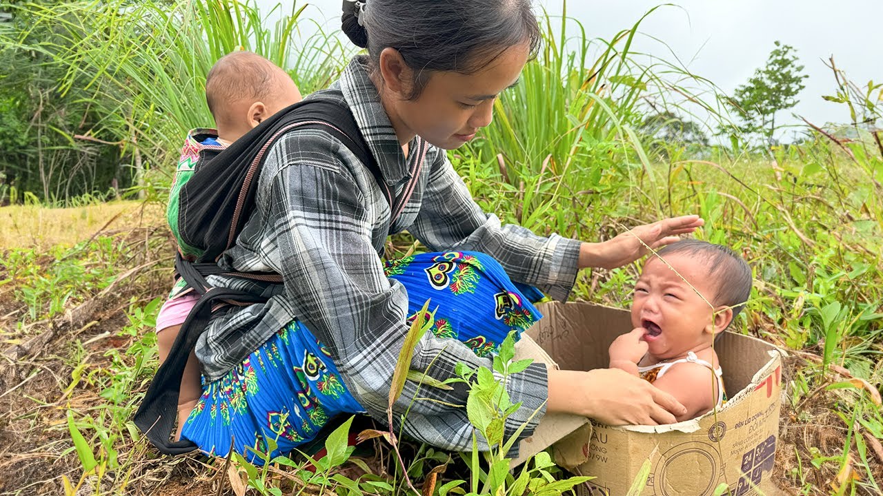 17-year-old single mother: Helping Abandoned Dangerous Baby Girl - Harvesting Lemongrass To Sell