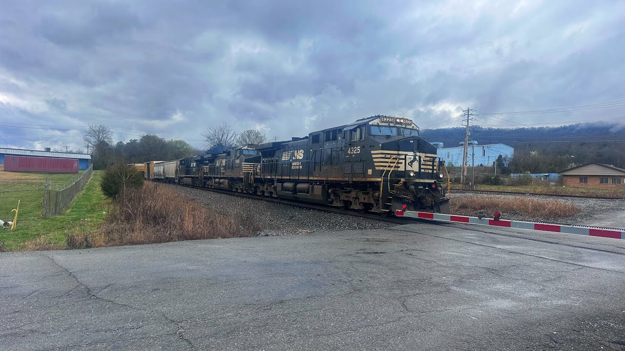 Northbound Norfolk Southern 168 heads towards EG Tower in Harriman Tennessee 