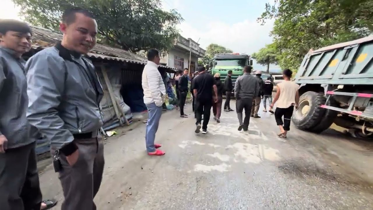 XE HẾT DẦU GIỮA ĐƯỜNG GÂY ÁCH TẮC GIAO THÔNG / NGƯỜI VẬN CHUYỂN 