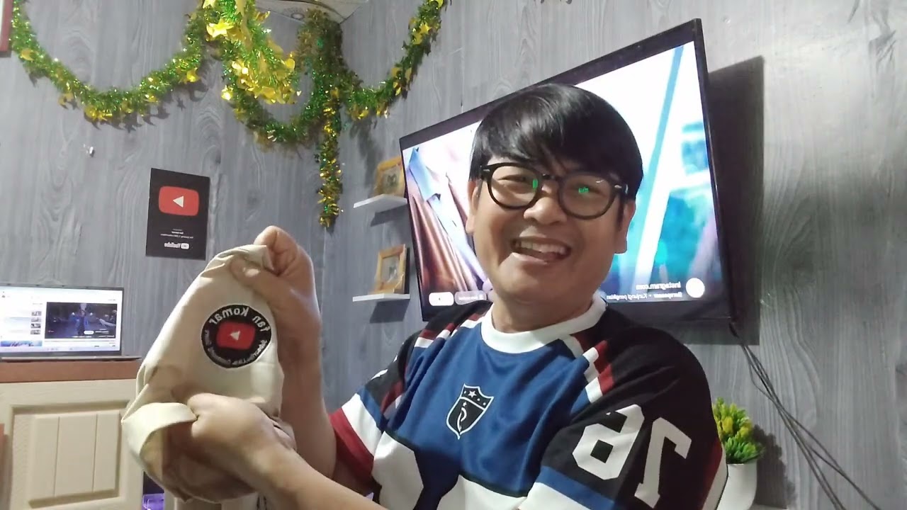 UNBOXING SERAGAM CHANNEL YOUTUBE NYA FAN KOMAR