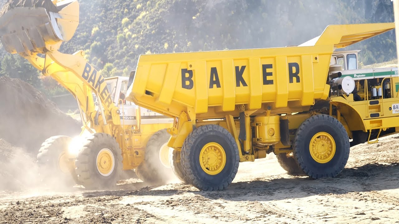 International Payloader 560 loading an IH Payhauler 350B Dump Truck