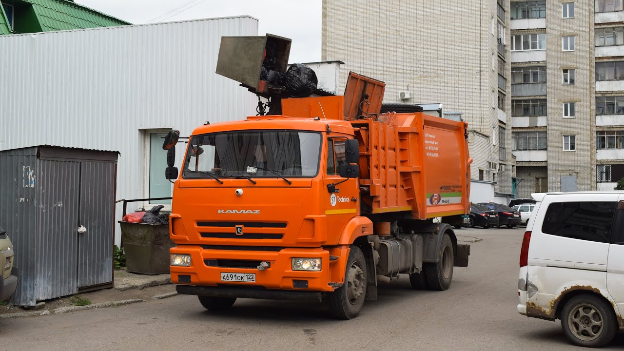 Мусоровоз МК-4452-02 на шасси КамАЗ-43253-R4 (А 691 ОК 122). Работа. / Kamaz garbage truck.