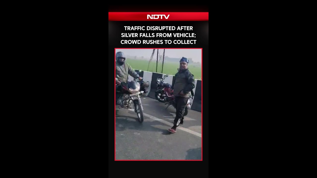 Chaos on Hapur Highway After Silver Falls From Vehicle; Video Shows People Rushing to Collect It