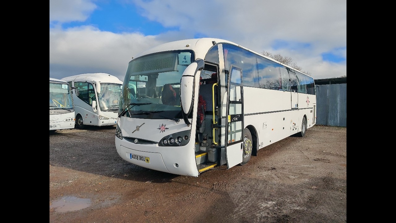 Lot 004 - AD06 BOU - Volvo B7R Sunsundegui Sideral Base 53 seat coach (External View)