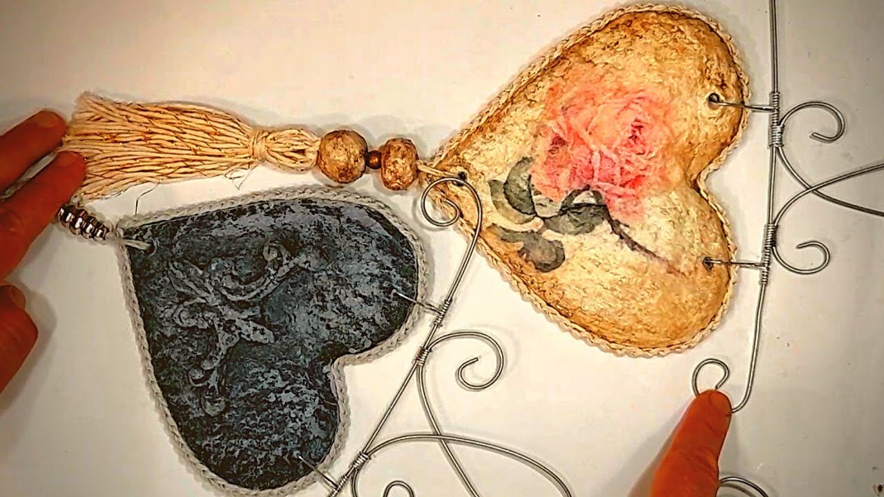 Papel mache corazónes y alambrismo