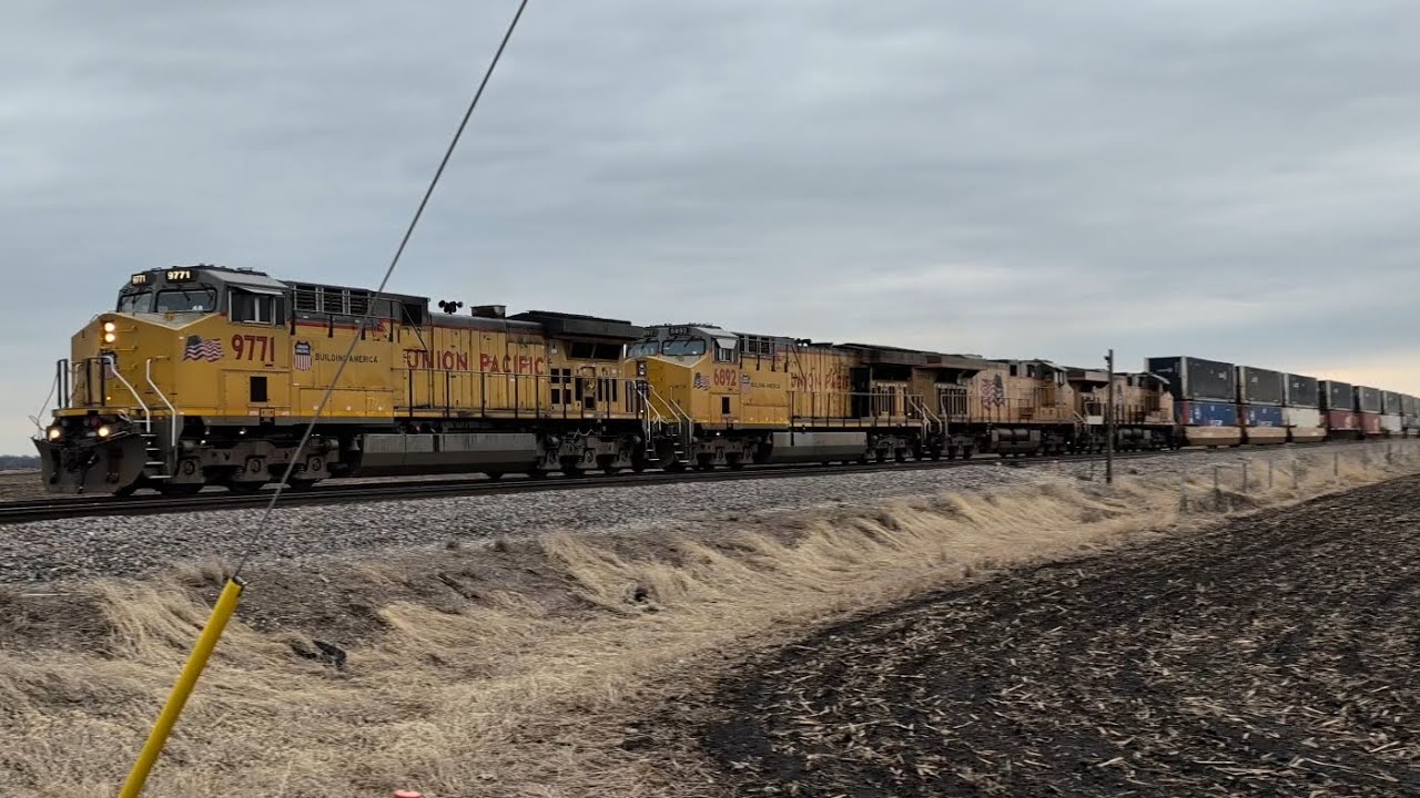 🇺🇸 6-Engine Union Pacific Intermodal Train Streaks West at Full Throttle! 