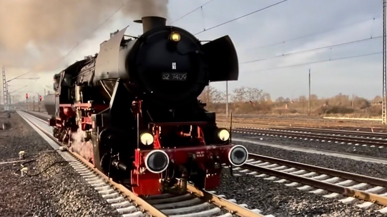 BR 52 7409 mit Nostalgiezug am Bahnhof Groß Gerau-Dornberg