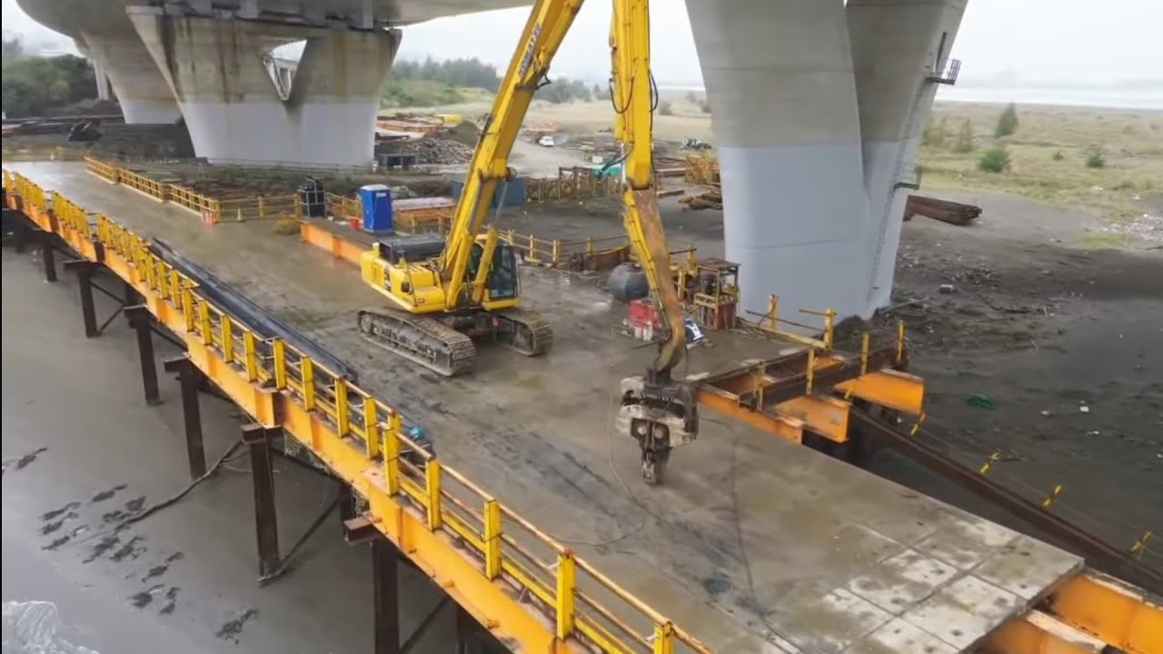 2026.02.07 淡江大橋工程  八里端 河邊施工棧道快拆完了八里匝道斜坡護欄拆模 各區最新進度概況 空拍直播