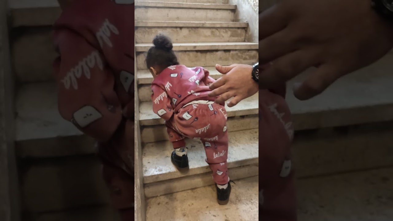 إسراء تصعد السلم بمفردها
