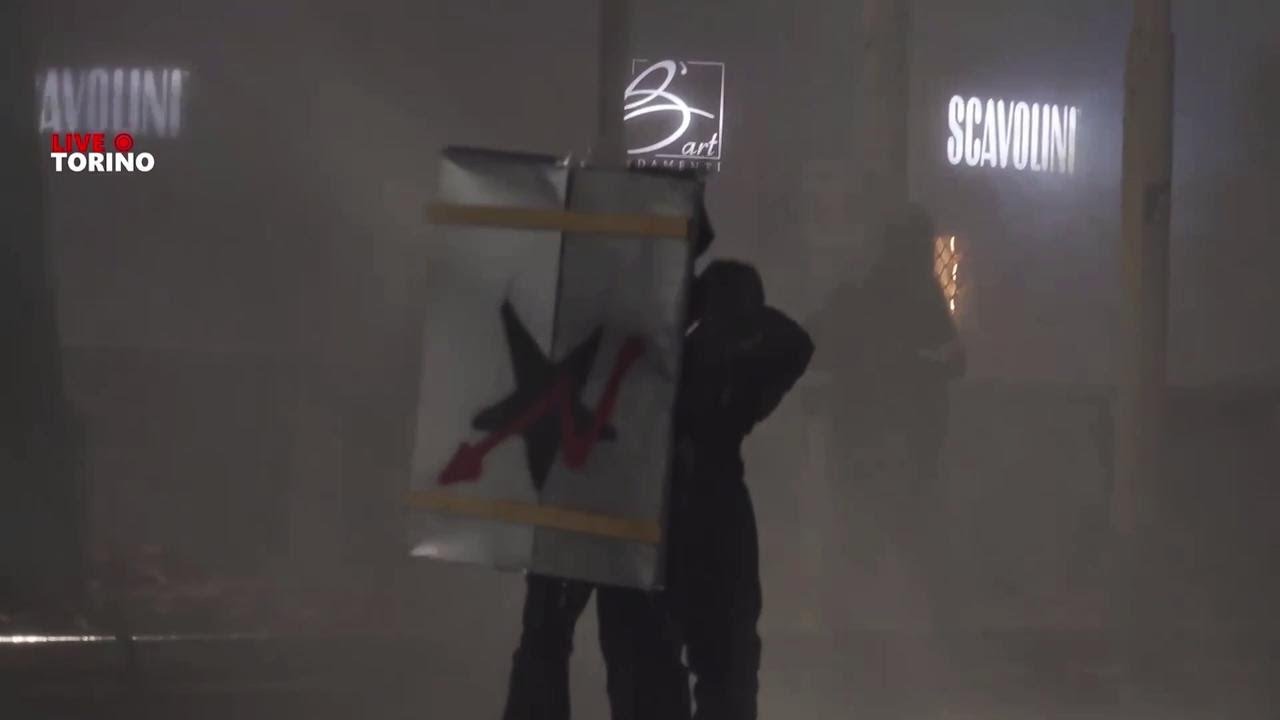 Idranti e lacrimogeni contro pietre e petardi: scontri al corteo per ASKATASUNA A TORINO