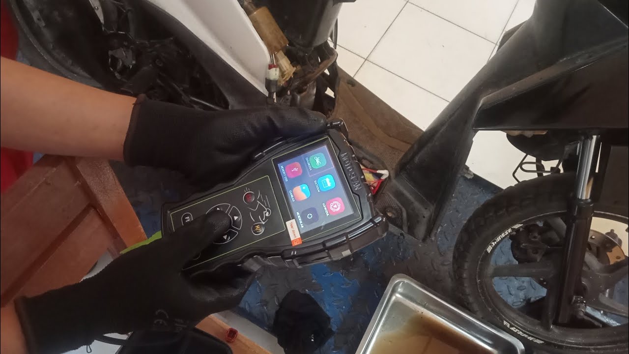 Cara mendeteksi kerusakan dan memperbaiki kerusakan pada motor Injeksi dengan Scanner Moto Scan.
