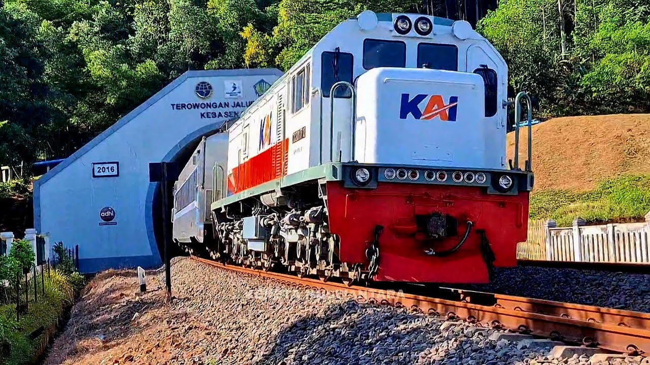 Kereta Api Ngebut di Tikungan! Getaran & Suara Asli