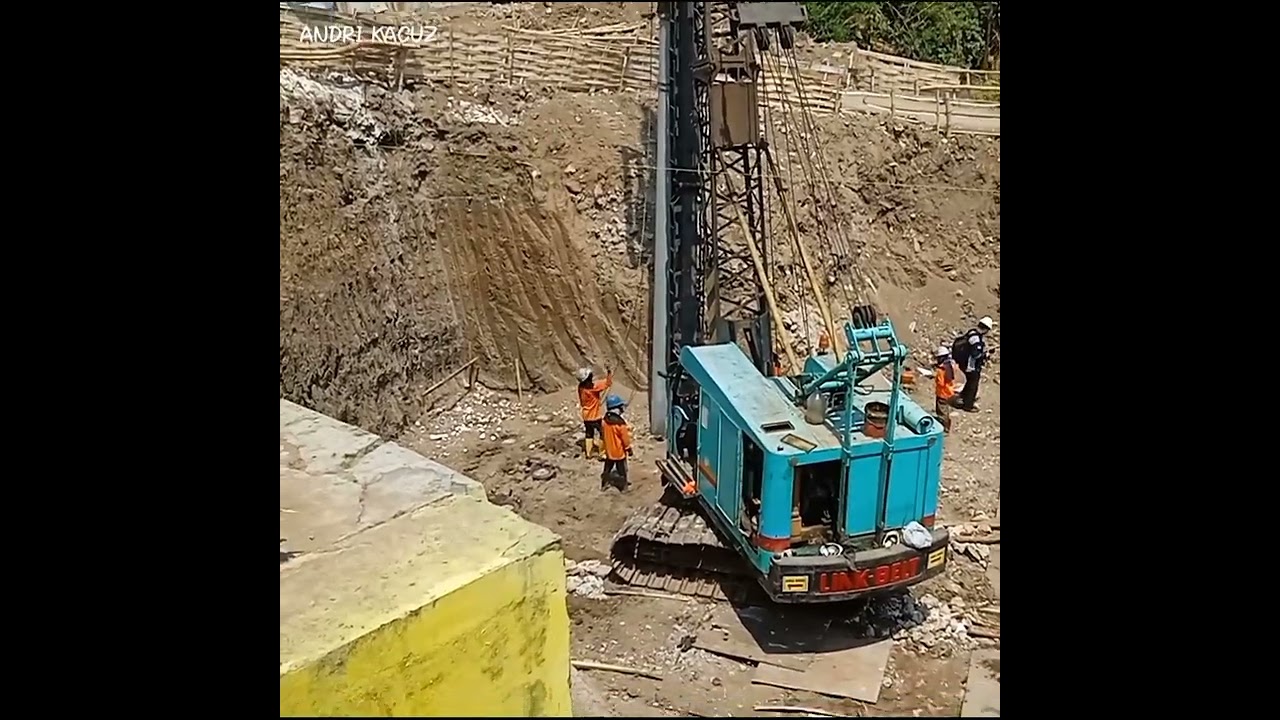 Proses Pemasangan paku bumi tiang pancang jembatan, tanah pun bergetar