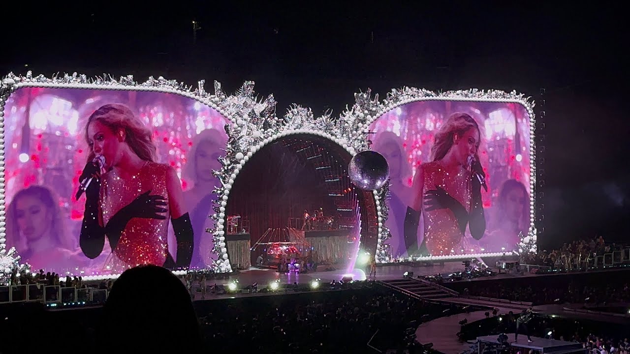 Beyoncé PLASTIC OFF THE SOFA/VIRGOS GROOVE/Naughty Girl/MOVE/HEATED (RENAISSANCE WORLD TOUR)