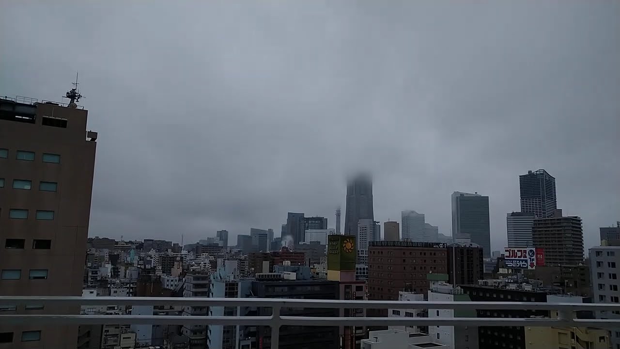 【タイムラプス】雨雲がタワーにまとわりつく荒天、ランドマークタワーの遠景 2025年3月上旬(8)e