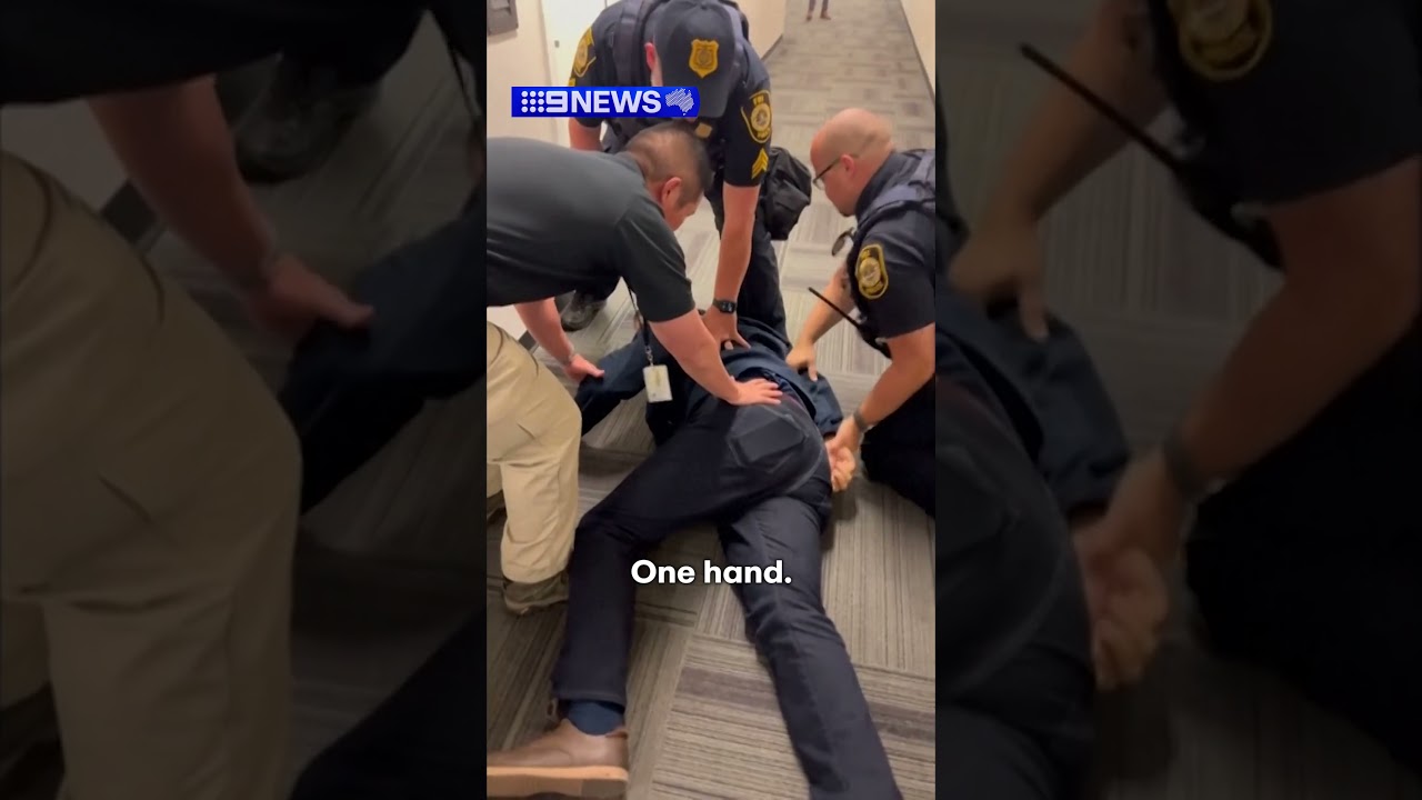 FBI agents forcibly remove US senator from news conference | 9 News Australia