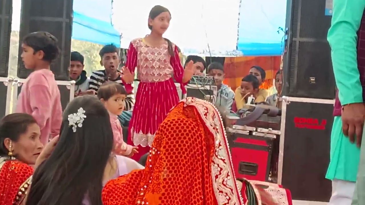 पहाड़ी महिला संगीत में डांस करती हमारी छोटी बाबू# viral dance 
