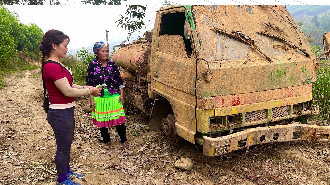 The young woman bought an abandoned garbage truck, repaired it, and restored it.
