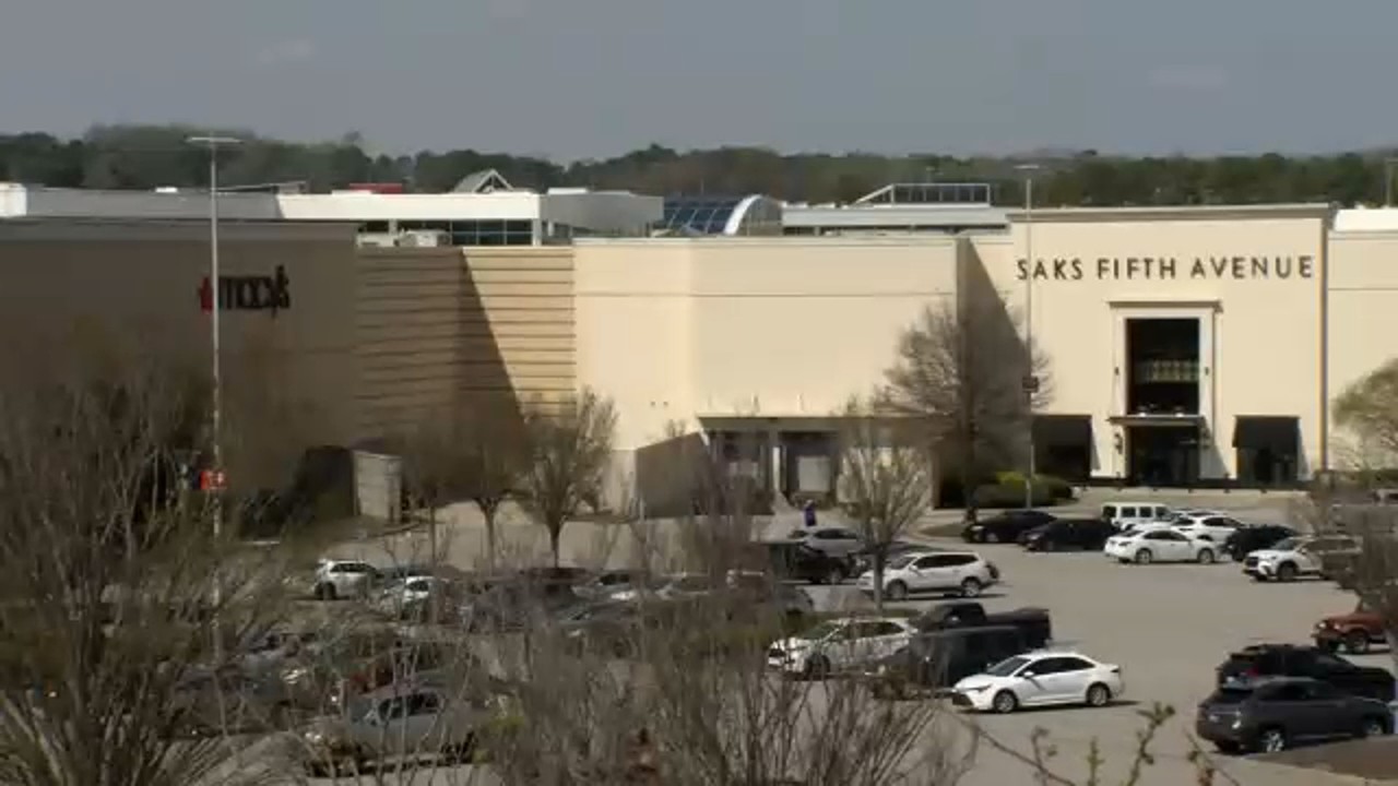 Жители Роли разочарованы закрытием универмага Saks, руководство обсуждает ситуацию в розничной то...