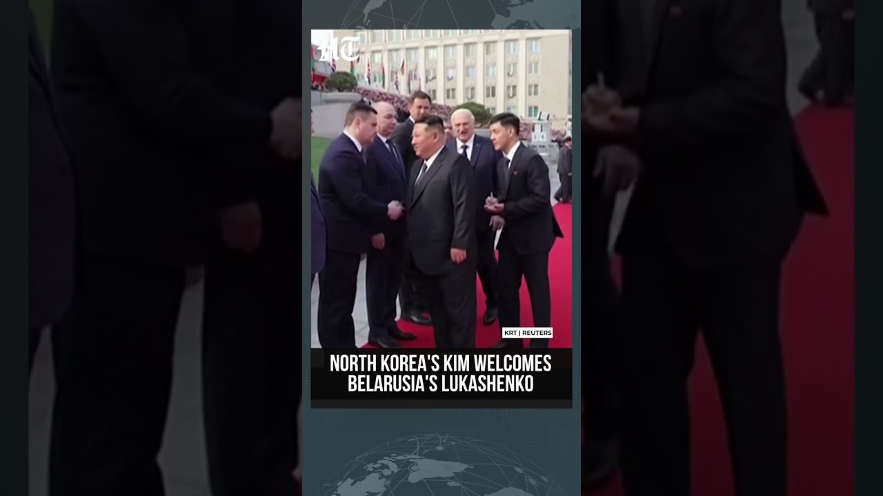 Лидер Северной Кореи Ким Чен Ын принимает президента Беларуси Лукашенко во время визита в Пхеньян...