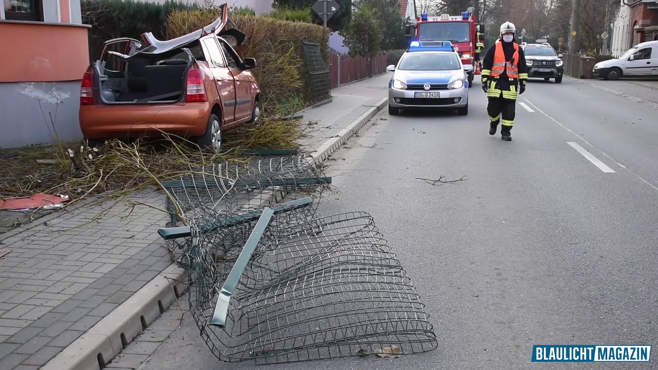 Leutersdorf: Auto kracht gegen Hauswand