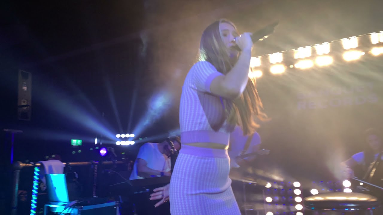 Mimi Webb - Lonely In Love | Pryzm Banquet Records 25/10/21