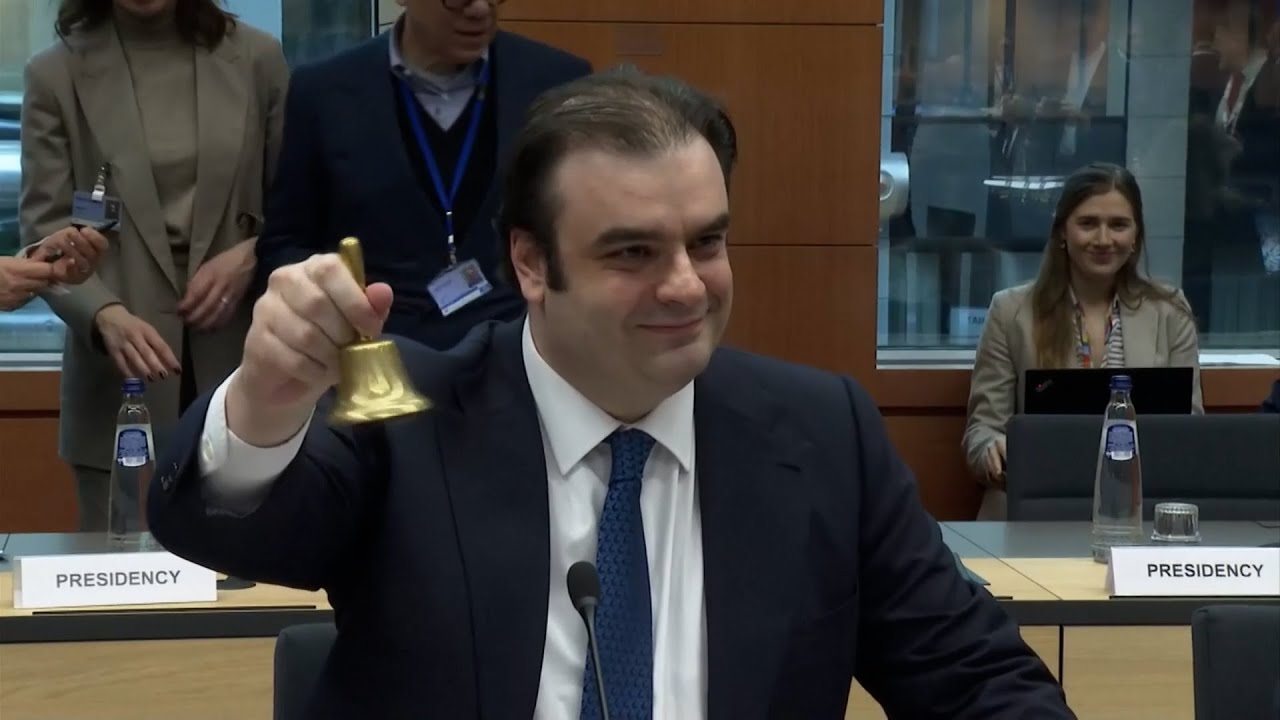 &Tau;&omicron; &pi;&rho;ώ&tau;&omicron; &kappa;&omicron;&upsilon;&delta;&omicron;ύ&nu;&iota; &sigma;&tau;o Eurogroup &chi;&tau;ύ&pi;&eta;&sigma;&epsilon; &omicron; &Kappa;&upsilon;&rho;. &Pi;&iota;&epsilon;&rho;&rho;&alpha;&kappa;ά&kappa;&eta;&sigmaf;