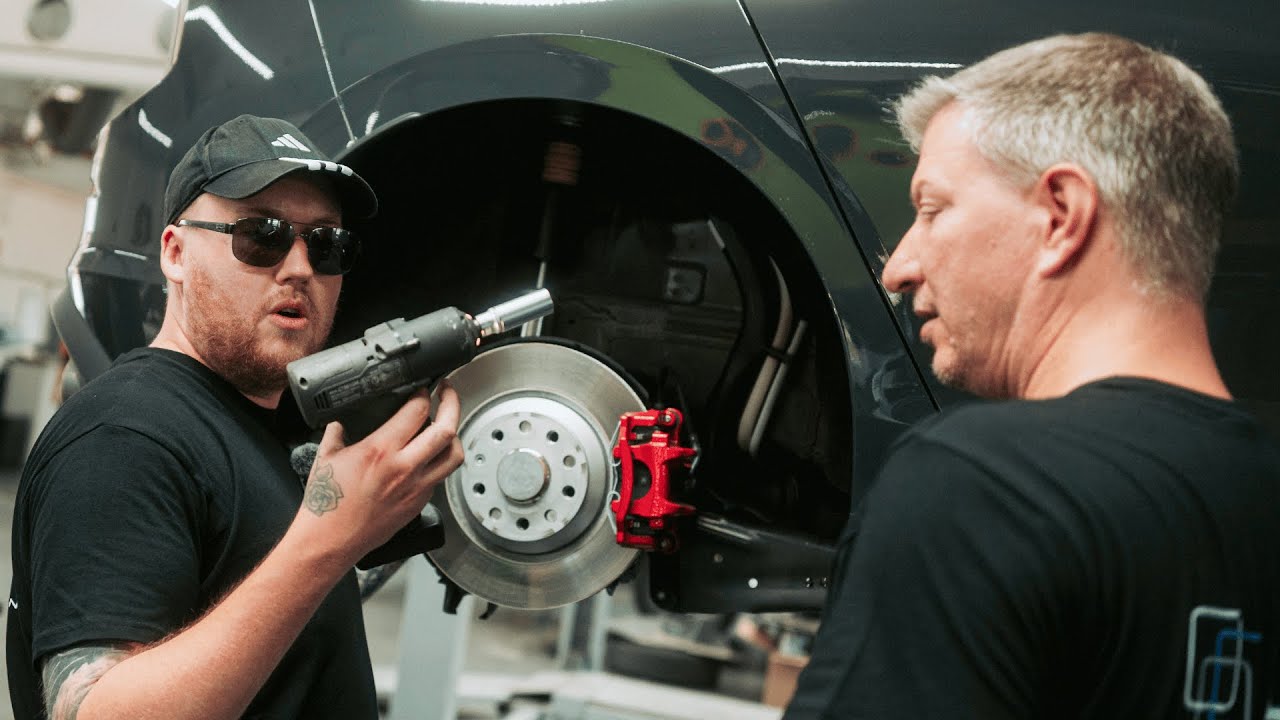 ZARBEX & SCHRADIN machen PRAKTIKUM in einer AUTO WERKSTATT 🚗 🔧 | &Ouml;LWECHSEL, LACKIEREN & SCHRAUBEN 