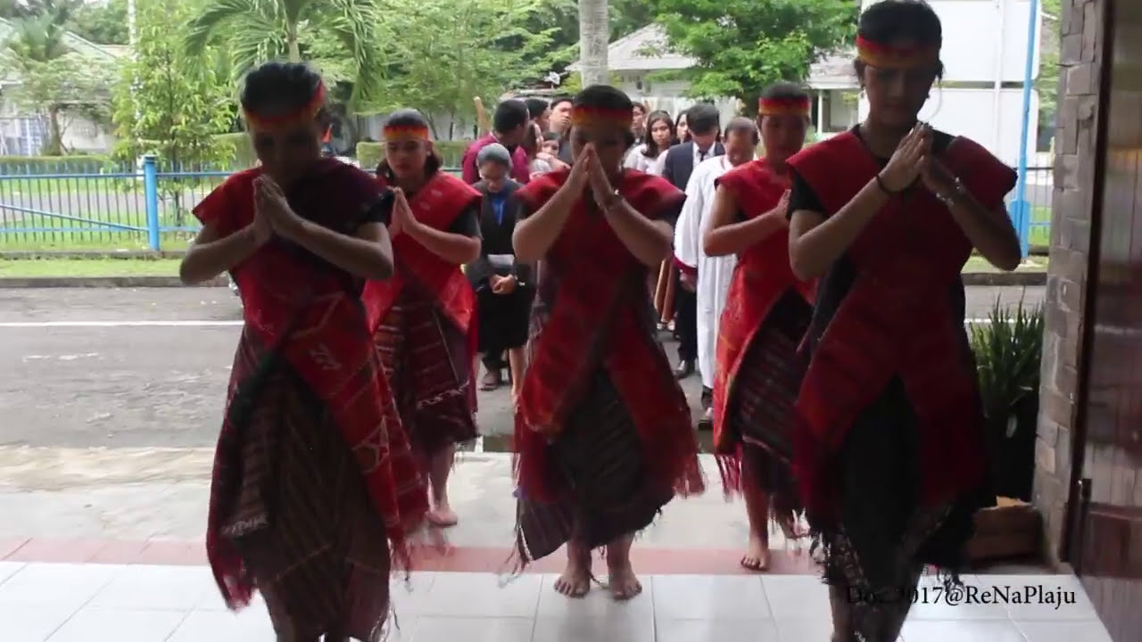 Tim tor-tor bersama Parhalado & Panitia Natal 2017 melakukan Prosesi - ReNa HKBP Plaju