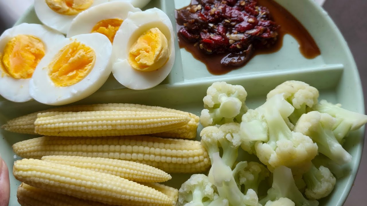 Makan bergizi telur rebus, jagung muda,burkol sambal mentah #eating #yesimiu #foodlovers #healtyfood